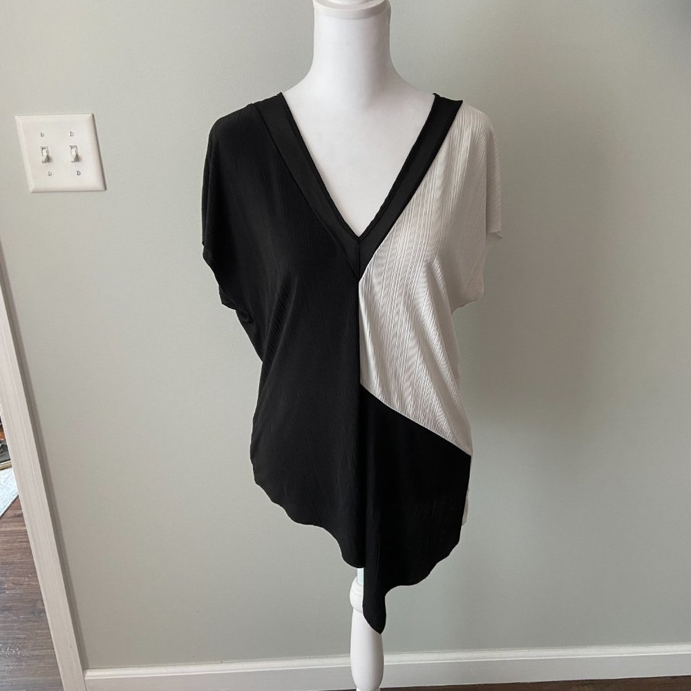 3/$20 Zara Black & White V-neck Top size M